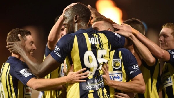 Los primeros dos goles de Usain Bolt como futbolista profesional (Video)