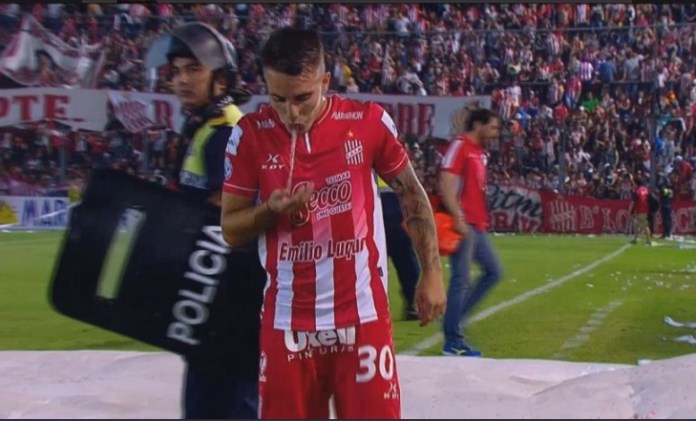 ASCO… Este futbolista se peina el cabello con saliva en pleno partido (VIDEO)