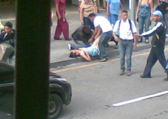 Una mujer dio a luz en plena avenida Universidad de Caracas #25Oct (fotos)