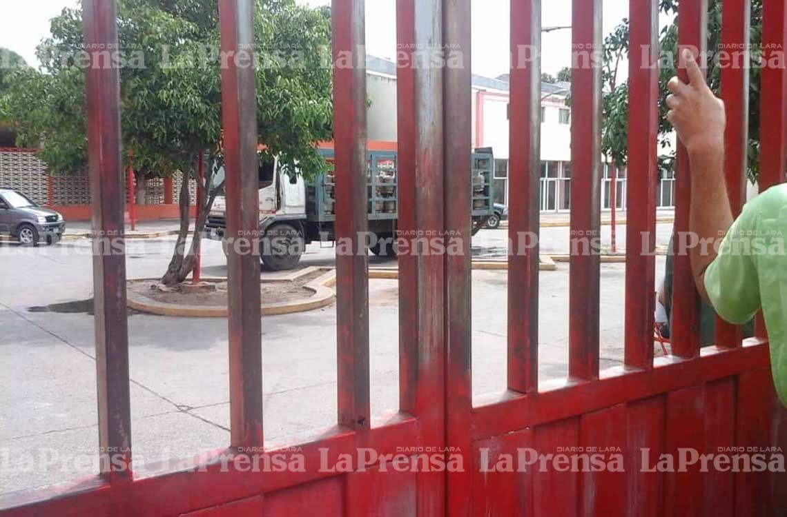 En Barquisimeto, unas 200 personas retienen camión de Pdvsa gas #12Oct (fotos)