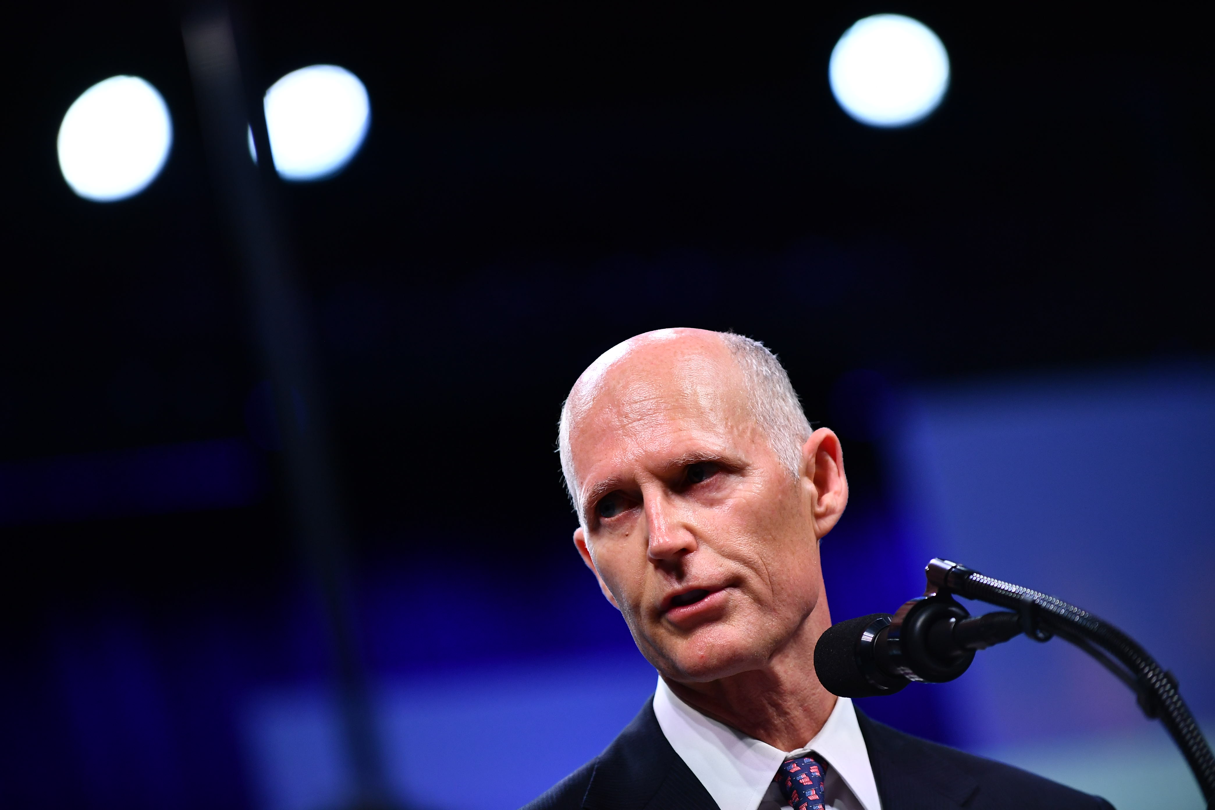 Senador Rick Scott se somete a cuarentena por estar en contacto con infectado con coronavirus