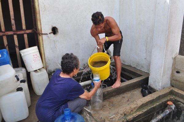 A punta de chorritos sobreviven a la sequía habitantes de Vargas