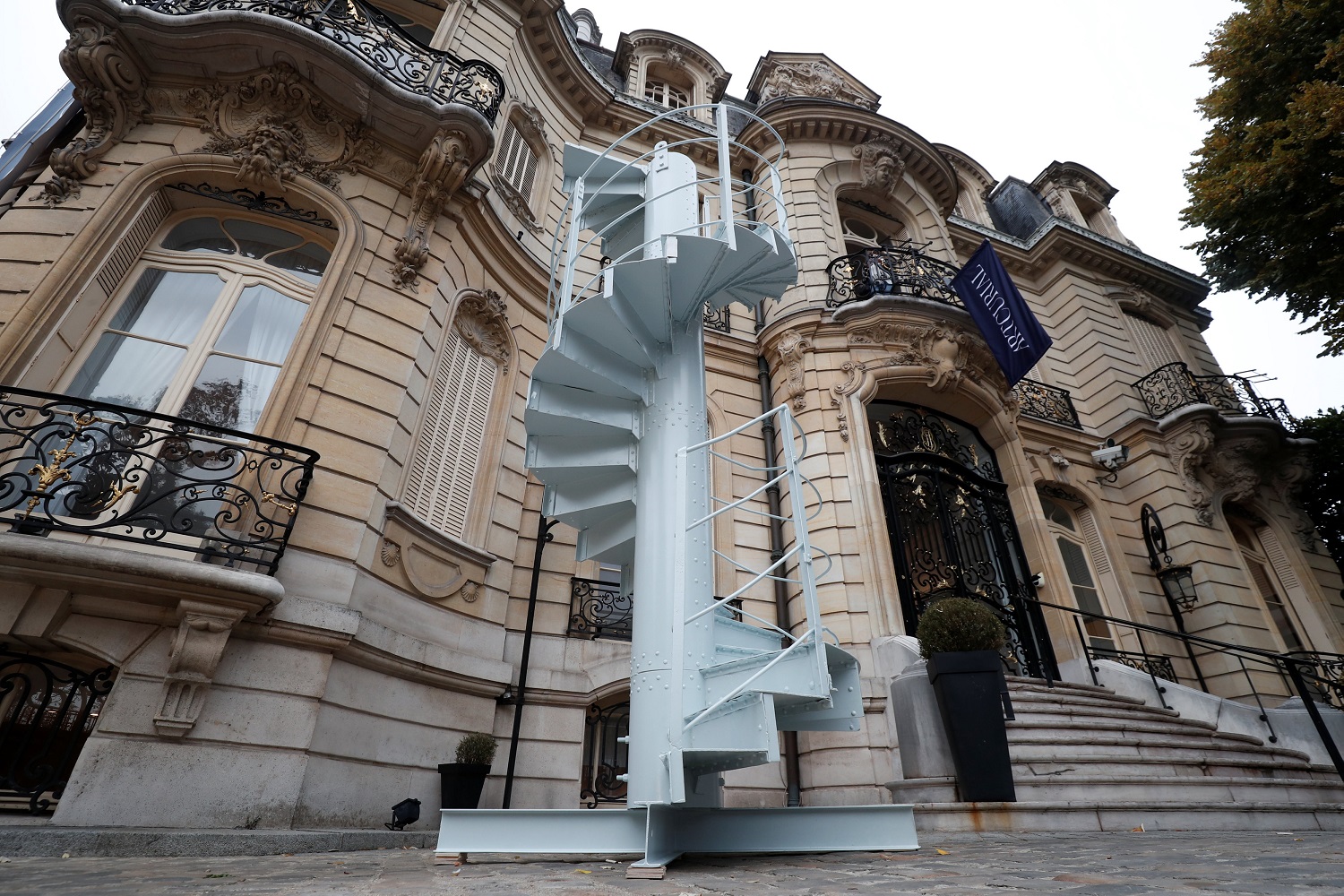 Tramo de las escaleras de la torre Eiffel subastado por 191.000 dólares (Fotos)