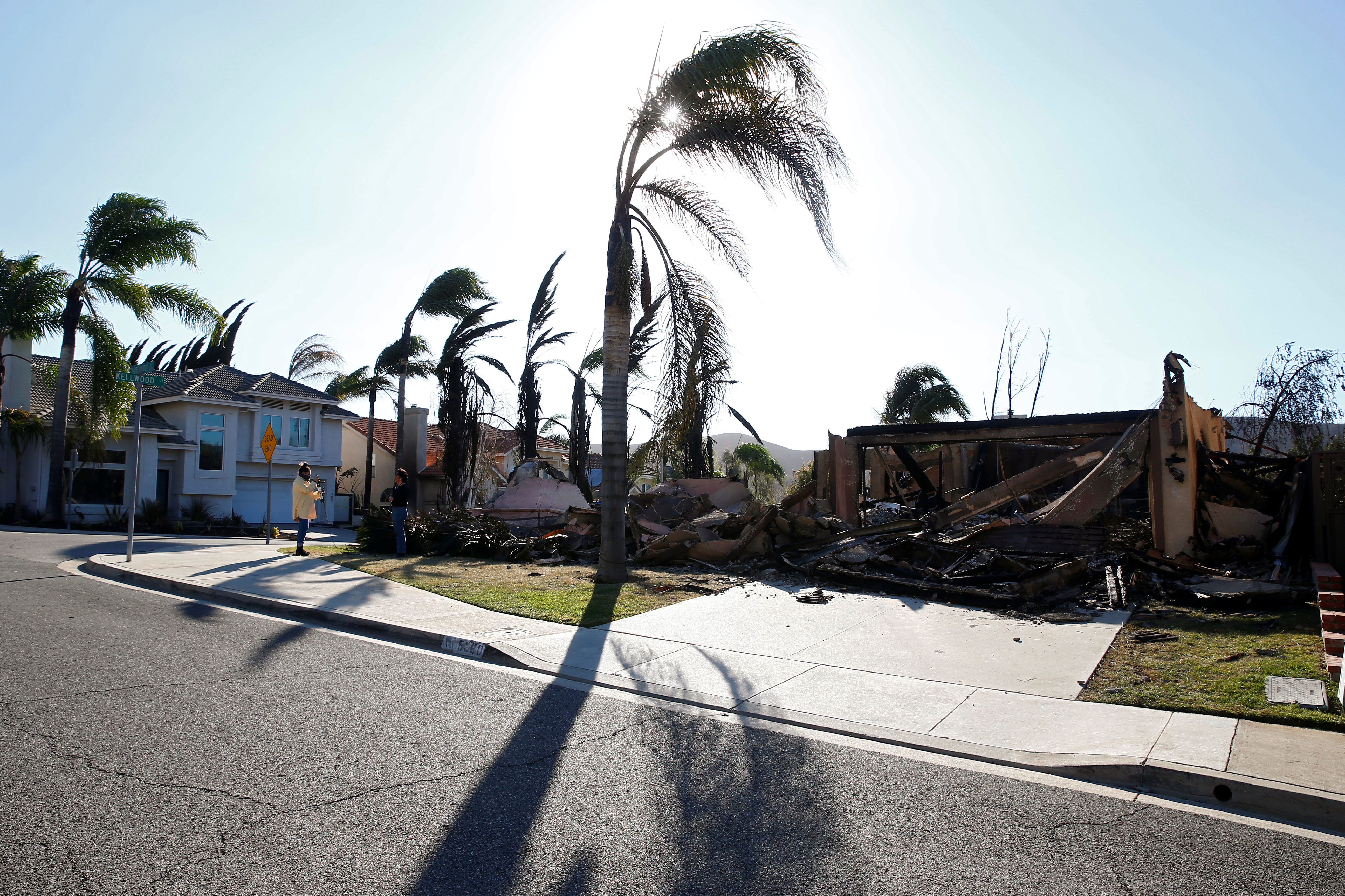 Cifra de muertos por incendios forestales de California llega a 48