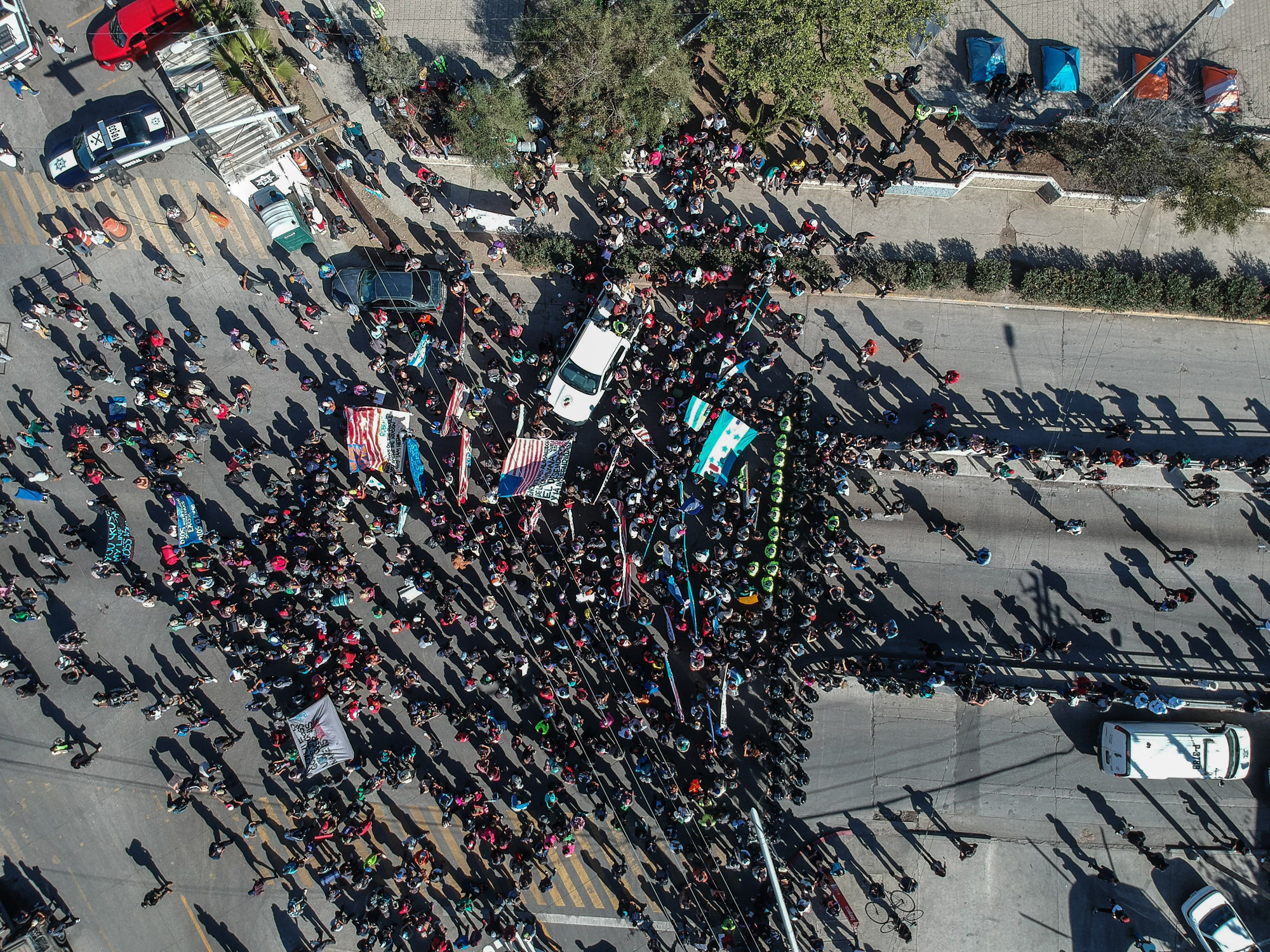 Más de 40 migrantes detenidos en la frontera entre México y EEUU por caravana