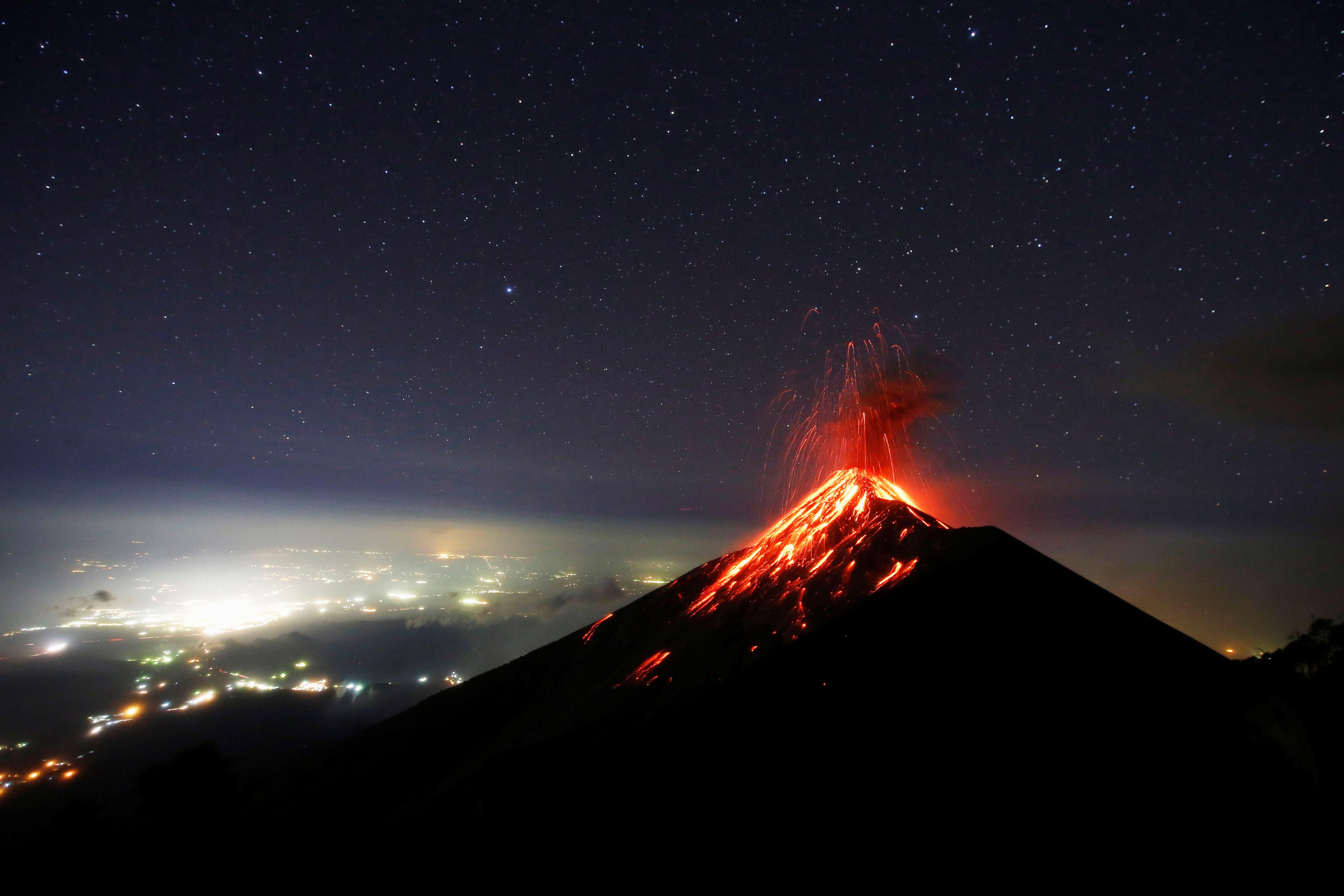 Descienden lahares fuertes del volcán de Fuego de Guatemala por las lluvias