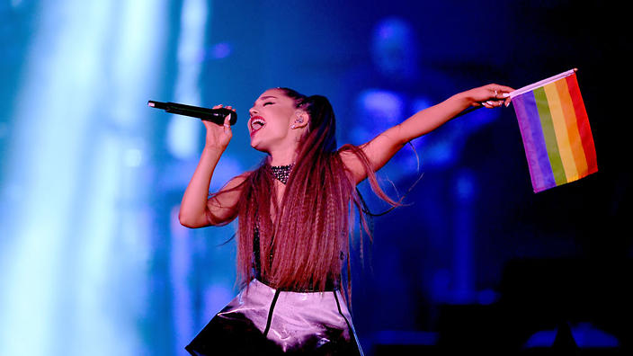 Ariana Grande intentó arreglarse su tatuaje y lo empeoró