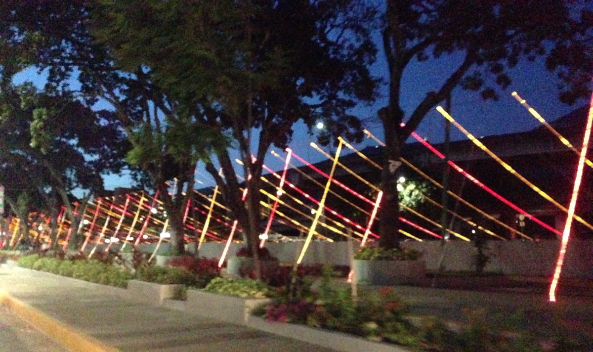 Volvieron las luces navideñas sobre el Río Guaire en Las Mercedes (fotos)