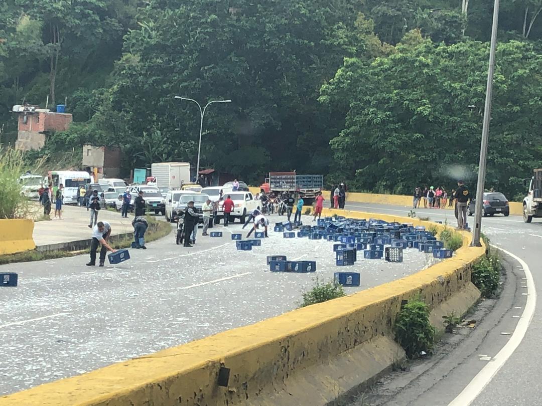 Camión pierde la carga en la ARC y la cola fue de varias horas (Foto)