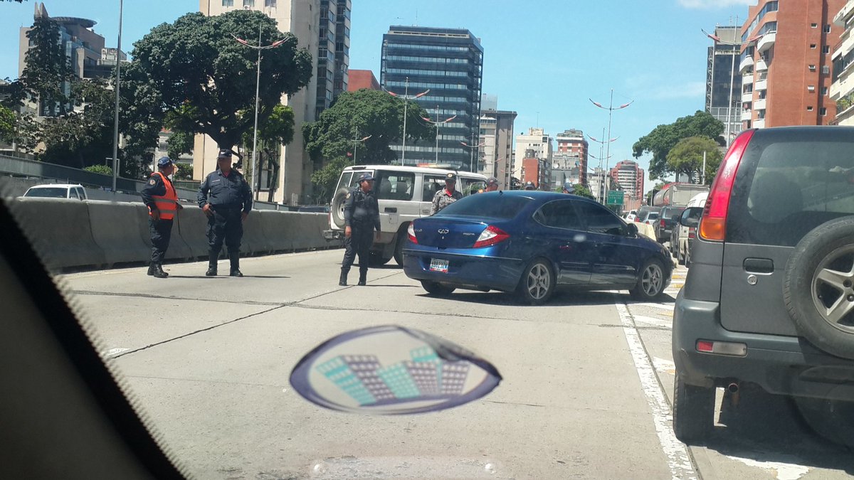 Reportan tarima roja rojita en la avenida Libertador #2Nov