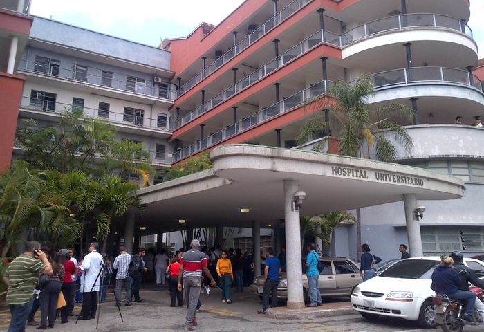 “¡Estamos muriendo!” Gritan pacientes desde las ventanas del Hospital Clínico de la UCV durante apagón (VIDEO)