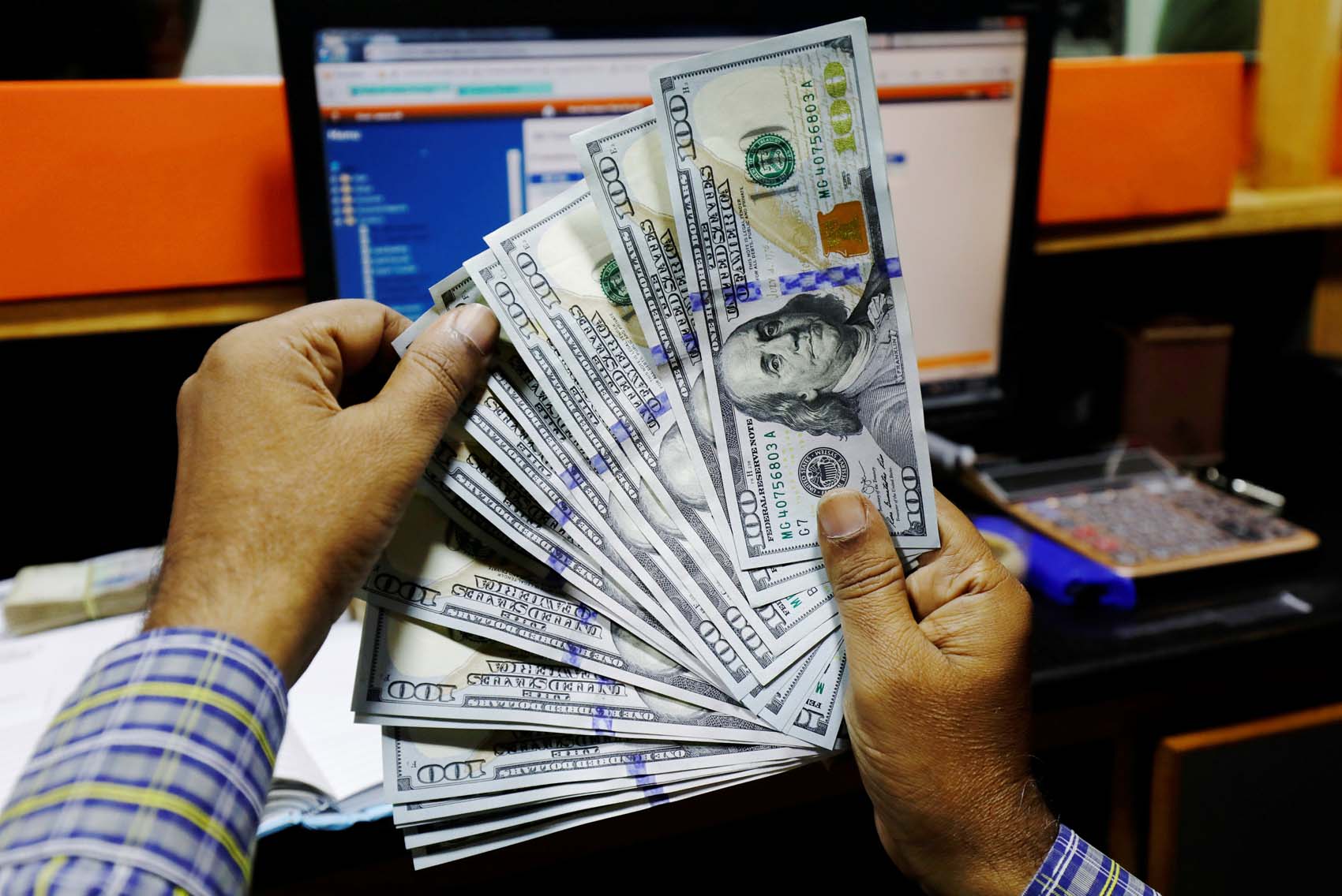 Sigue subiendo el dólar Dicom: En 23 días el bolívar se devaluó 59%