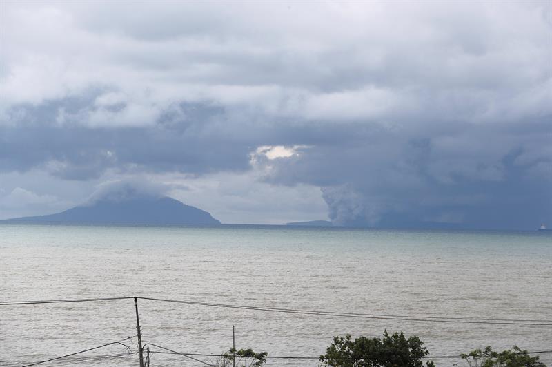 Indonesia eleva el nivel de alerta por el volcán causante del tsunami