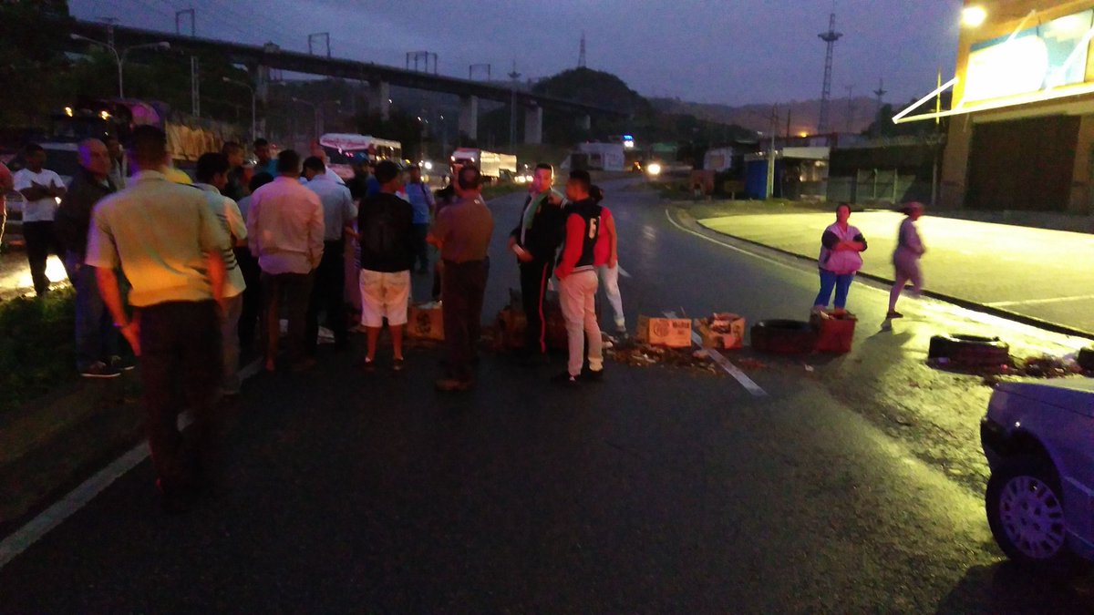 En Charallave Norte protestaron desde temprano para exigir la entrega del pernil #20Dic