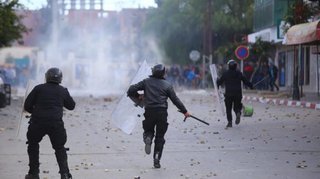 Seis policías heridos en protestas tras la inmolación de un joven periodista