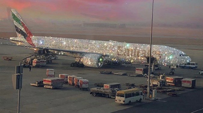 Una aerolínea de Dubai exhibió su Bling 777: un ostentoso avión cubierto de cristales y diamantes (Fotos)