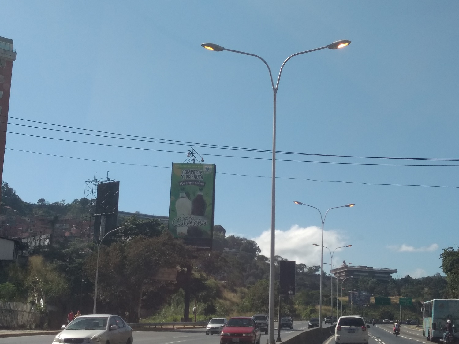 Ah, ok. Después del apagón Motta enciende el alumbrado de la autopista Prados del Este… ¡de día! (fotos)