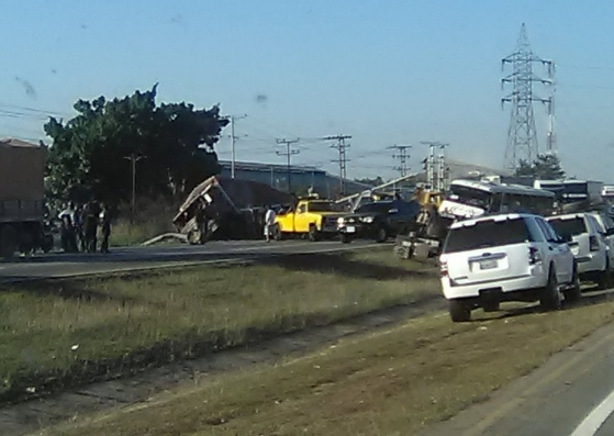 Un camión se volcó en la ARC #11Dic (foto)