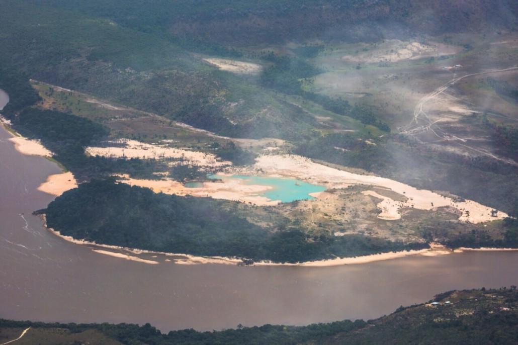 Pemones ejercen la minería ilegal en Canaima bajo la mirada indiferente del Gobierno (Video)