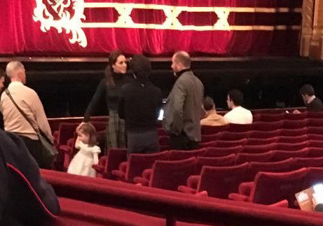 Tarde de chicas: La princesa Charlotte y Kate van al teatro a ver El Cascanueces (foto)