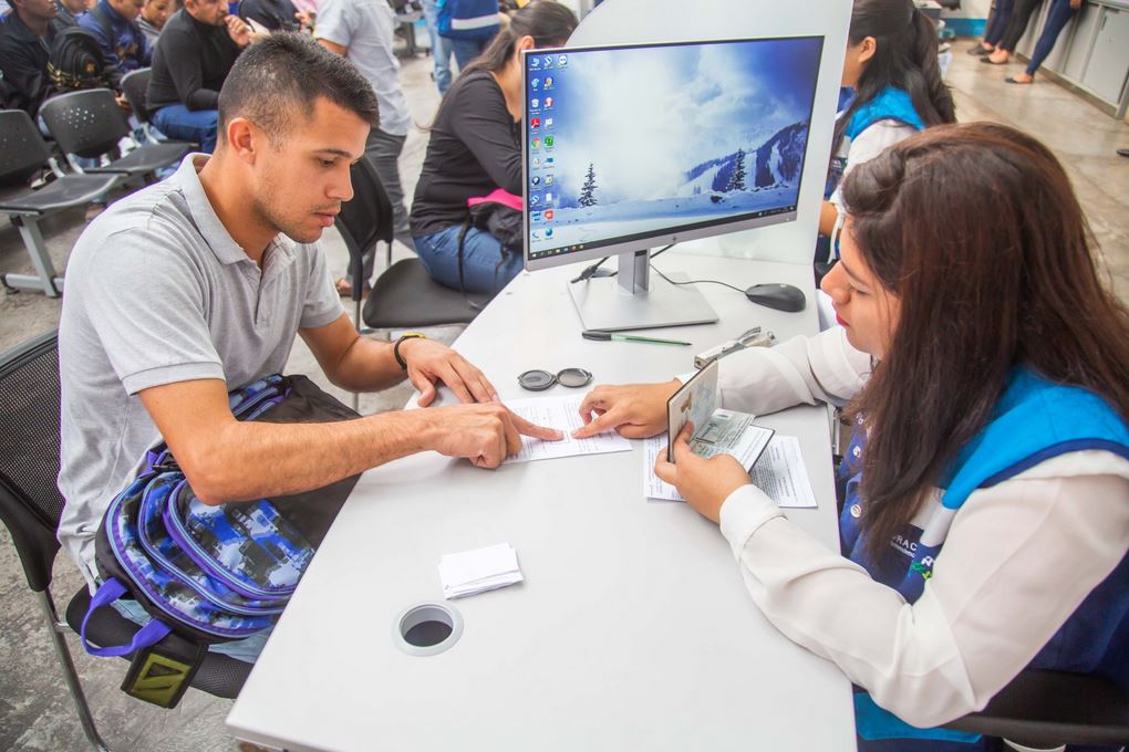 Miles de venezolanos en Perú regularizan su permanencia en el último día vigente