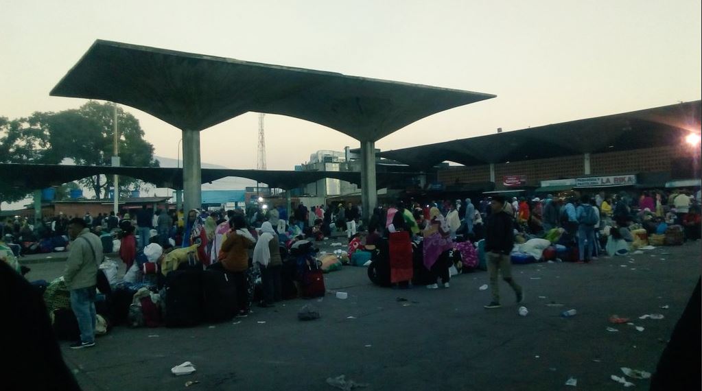 Falta de autobuses generó caos en el terminal de San Cristóbal (VIDEOS)