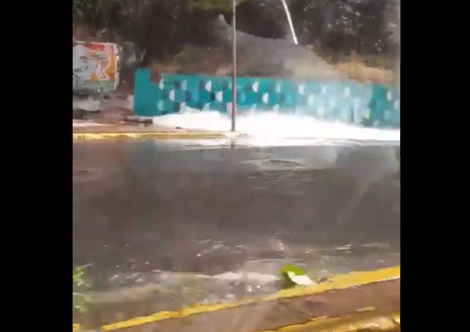 Tubería rota en Maracay inunda las vías y desperdicia agua #19Dic (Video)