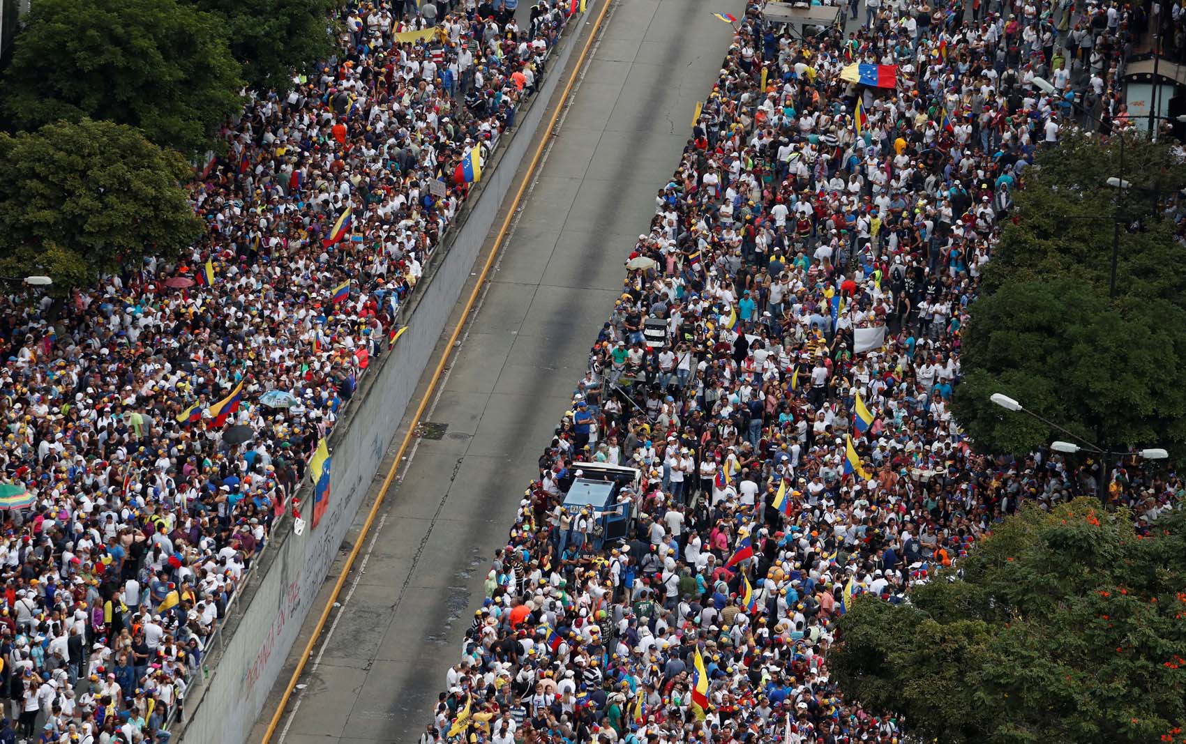 Un gentío toma las calles de Venezuela para desconocer legitimidad de Maduro (tomas aéreas) #23Ene