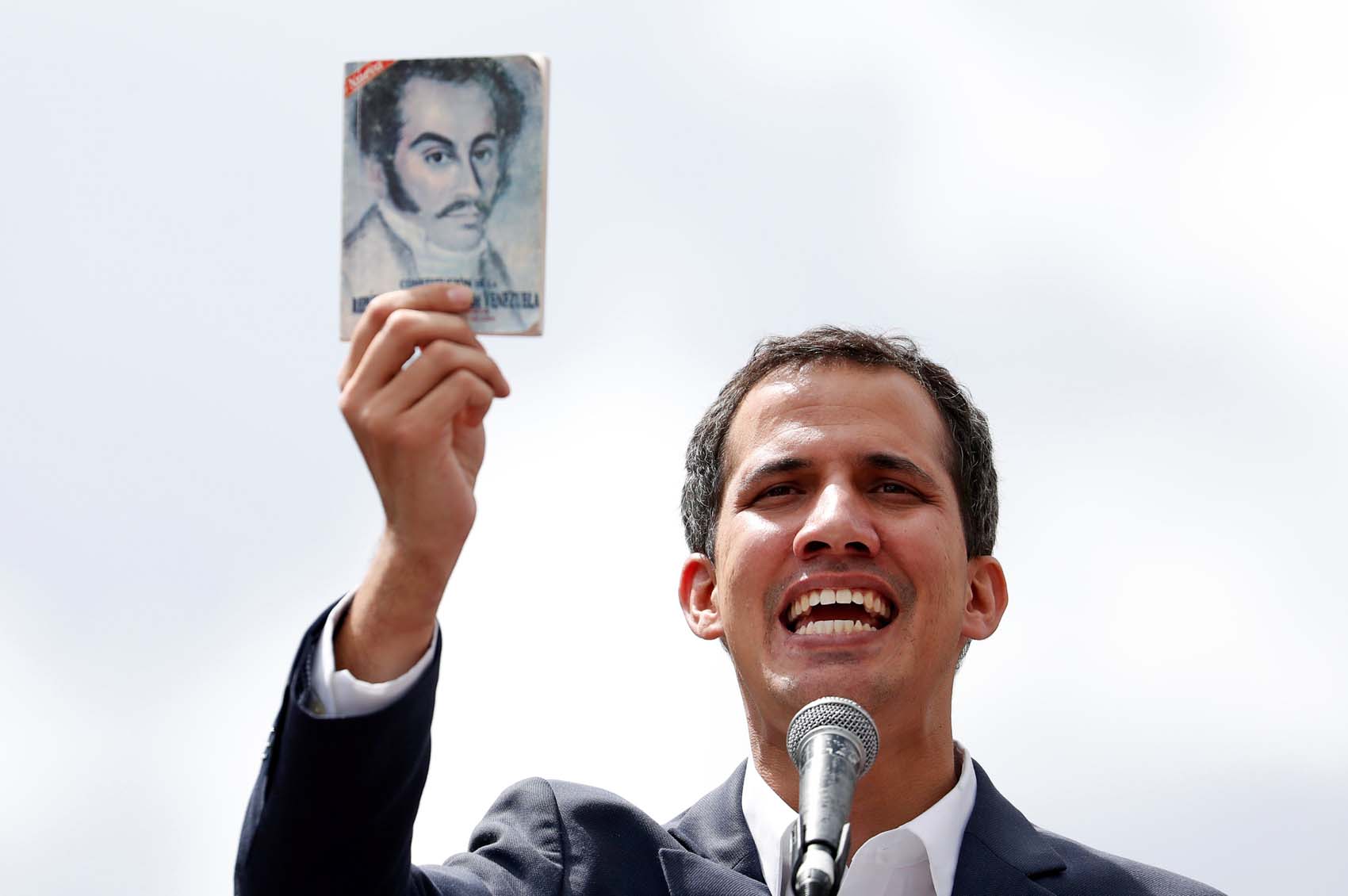 Guaidó insta a Embajadas a desconocer cualquier disposición de personas o entidades usurpadoras (Comunicado)