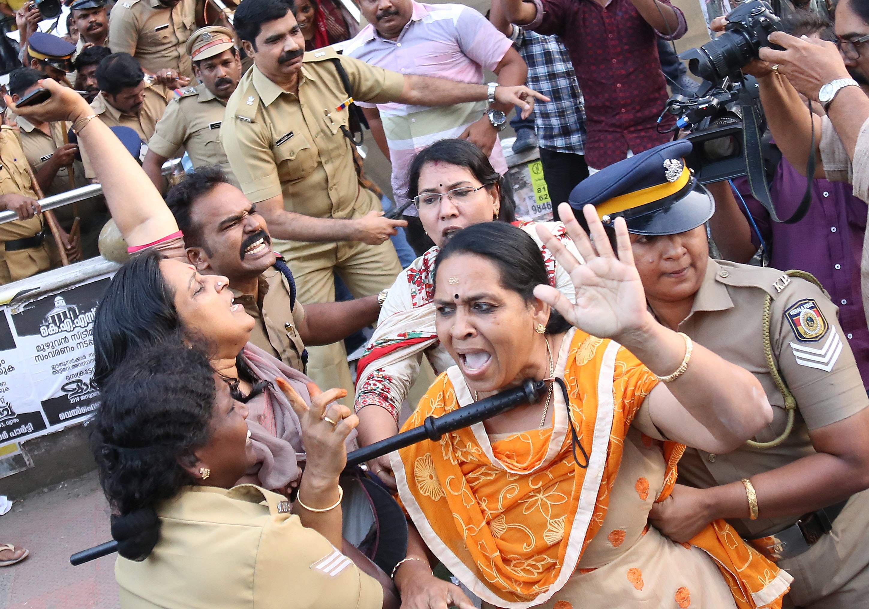 Una tercera mujer entra en el templo de Sabarimala en India pese a violencia de los tradicionalistas