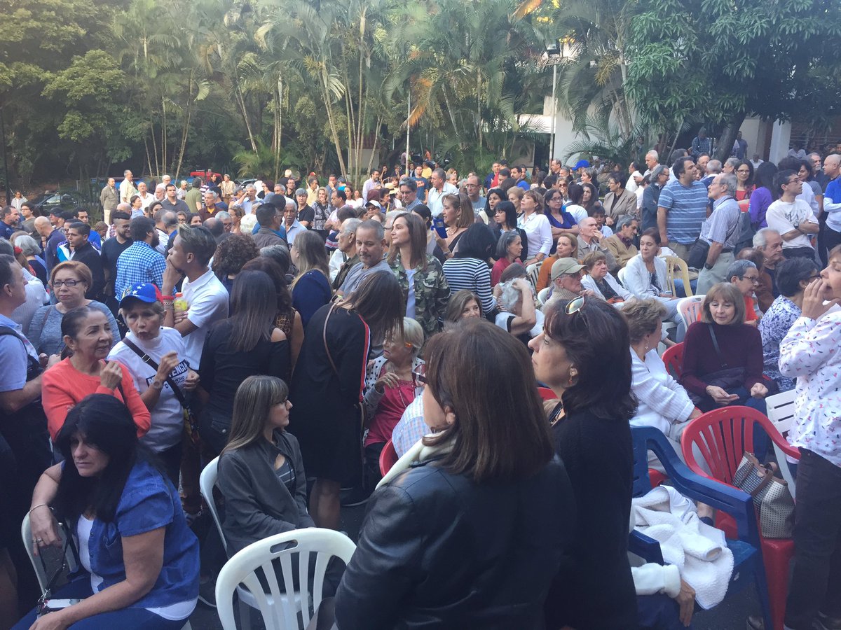 Con el Himno Nacional, caraqueños recibieron a Juan Guaidó en Cabildo Abierto este #16Ene (Video)