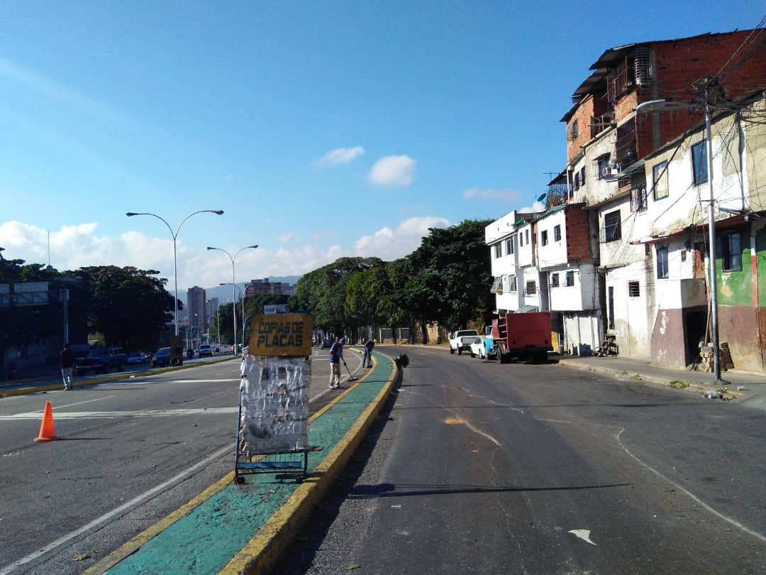 Erika Farías ahora sí quiere limpiar Caracas y pone a su gente a recoger la basura quemada y escombros (FOTO)