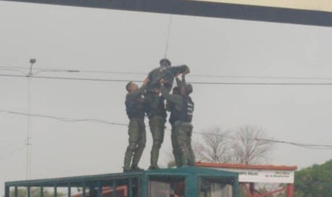 ¿Quieren saber cuántos guardias se necesitan para bajar al Chávez colgado en San Félix? #23Ene (LA FOTO)