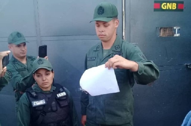 ¡No sea maleducado! Mira lo que hace este efectivo de la GNB al recibir la Ley de Amnistía (Videos + Fotos)