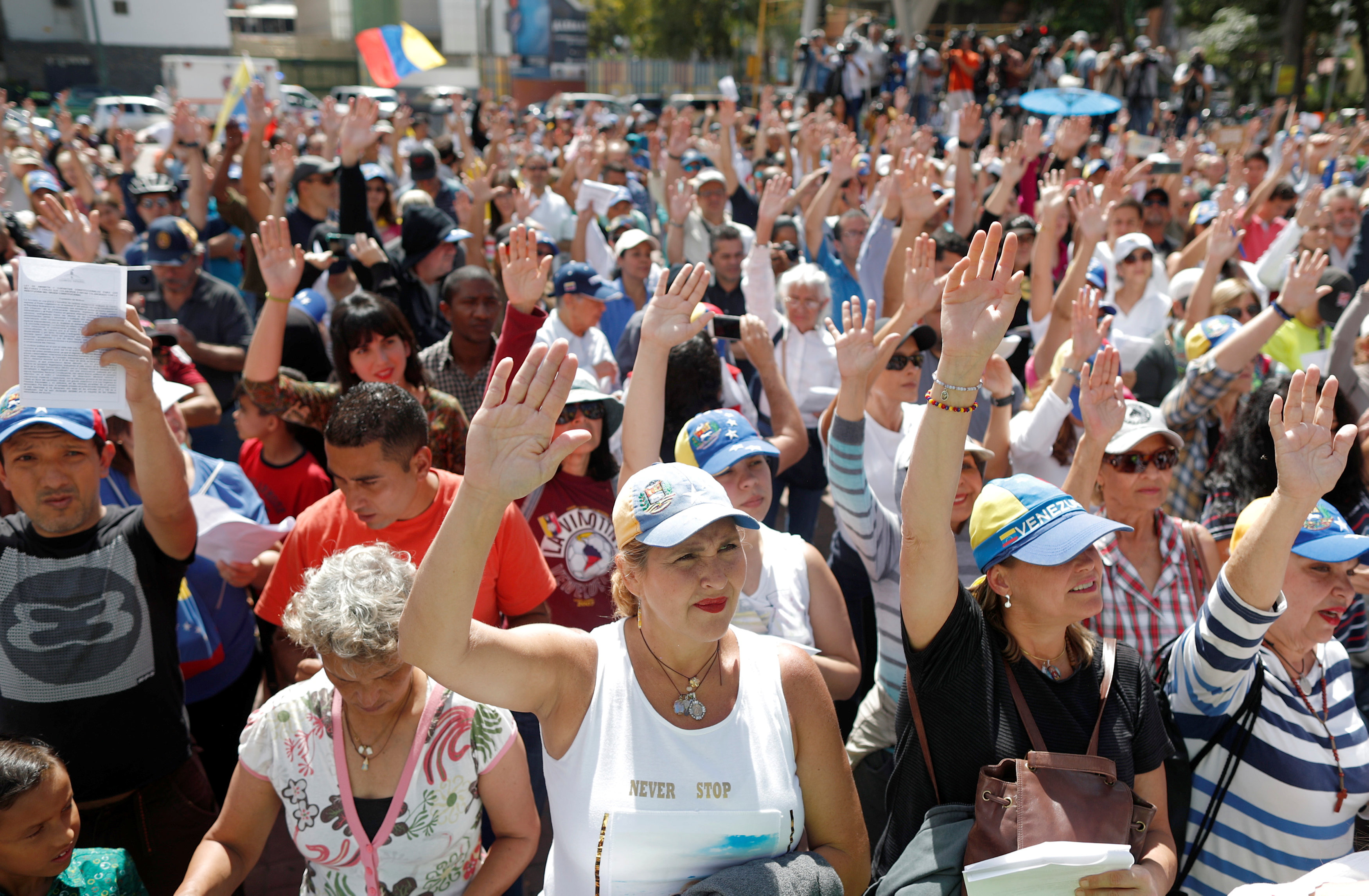 Venezolanos acuden al llamado de Guaidó en la plaza Alfredo Sadel (FOTOS) #26Ene