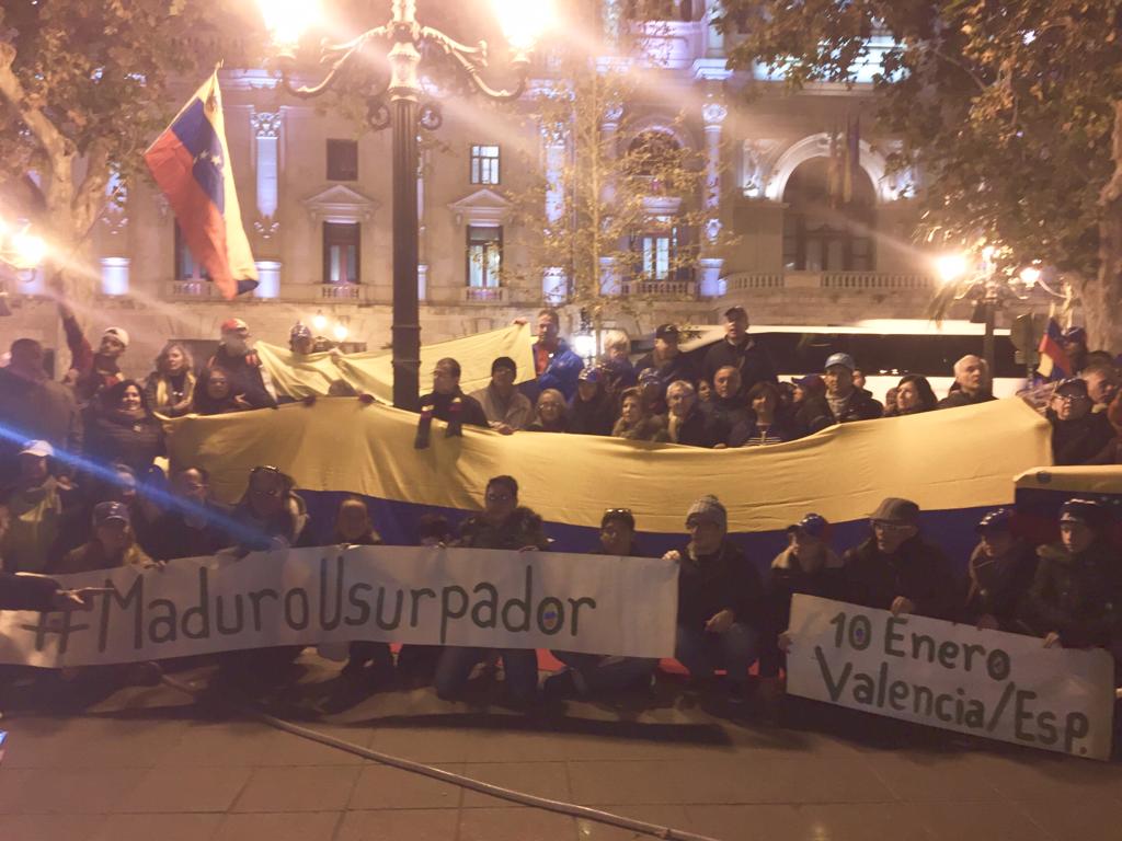 Venezolanos en España gritaron “Maduro usurpador” (Fotos)