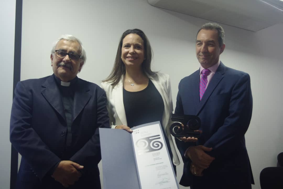 María Corina recibe premio Valores Democráticos de la Ucab: Estamos en una ruptura histórica radical