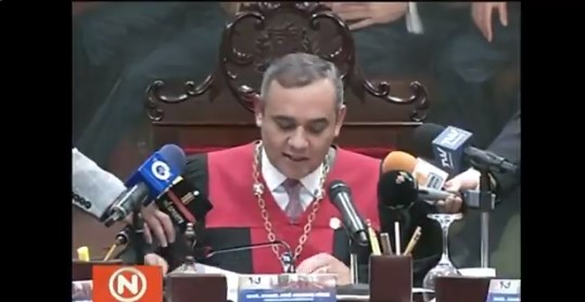 Maikel Moreno nervioso, recibe un legajo de papeles, mientras cortan la transmisión de VTV (VIDEO)