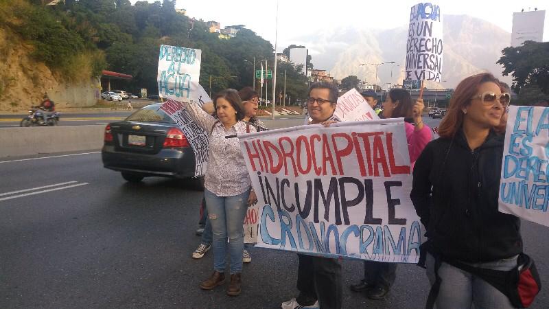 Protestan por falta de agua en el Distribuidor Santa Fé