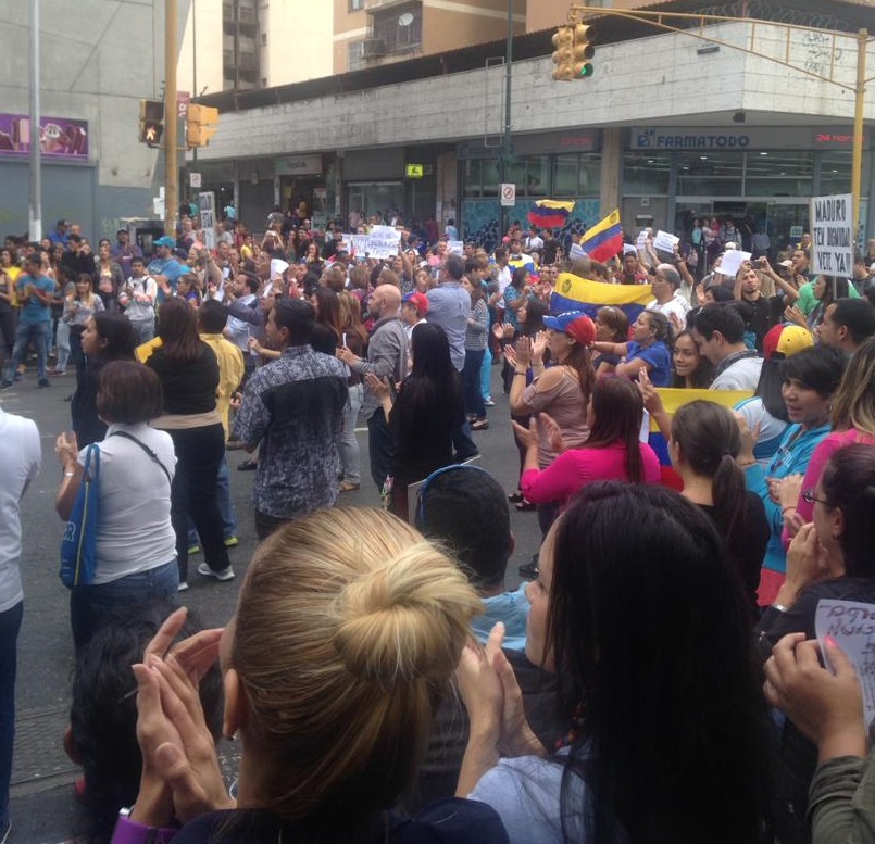 Manifestaron en Sabana Grande para exigir entradas de ayuda humanitaria (Fotos y Videos)