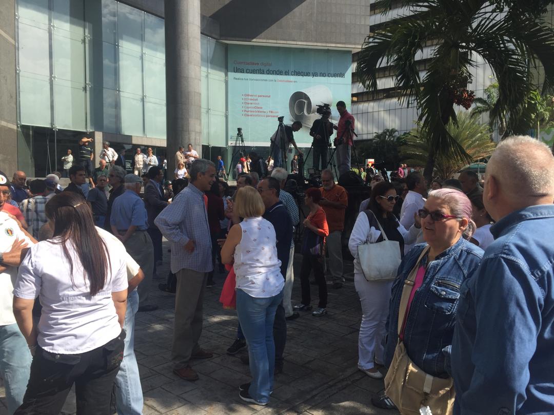 Venezolanos comienzan a concentrarse para participar en el #CabildoAbierto (FOTOS)