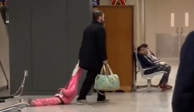 La razón por la que este padre arrastró a su hija por los pasillos de un aeropuerto (Video)