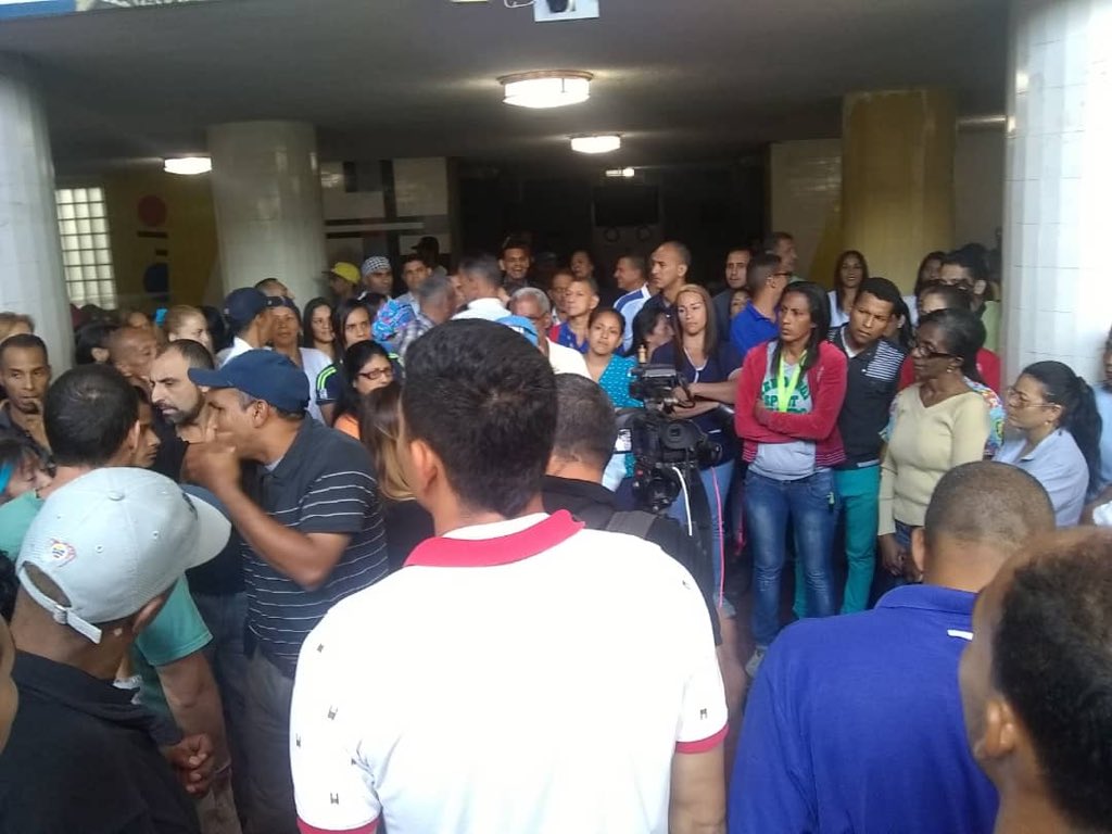 Trabajadores del Hospital Clínico Universitario solo atenderán emergencias y denuncian corrupción de la actual directiva (FOTOS) #8Ene