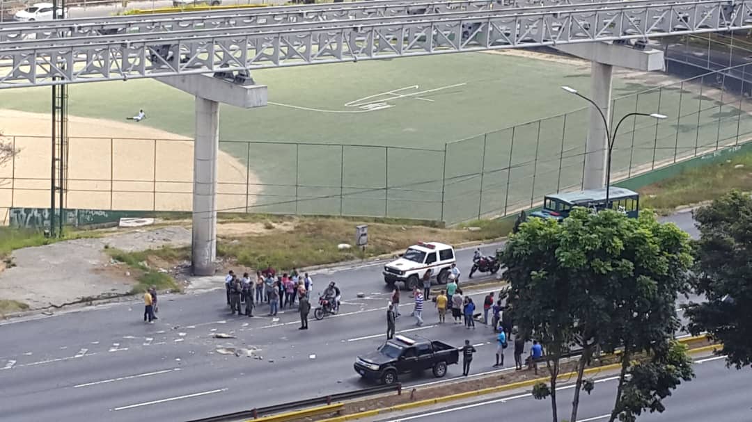 Cerrada la autopista Francisco Fajardo a la altura de Petare por protesta #9Ene