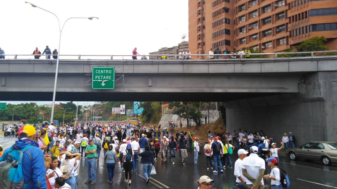 10:30 am El distribuidor Santa Fe tomado por manifestantes #23Ene (fotos y videos)