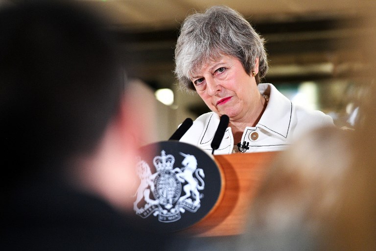 Líder de la oposición presenta moción de censura contra Theresa May