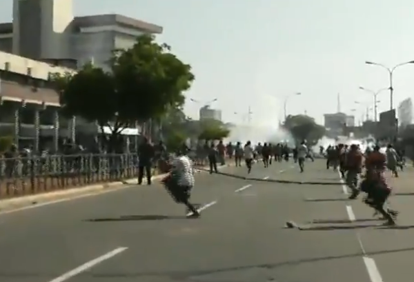 Saqueos en medio de la protesta en el mercado Las Pulgas #9Ene (video)