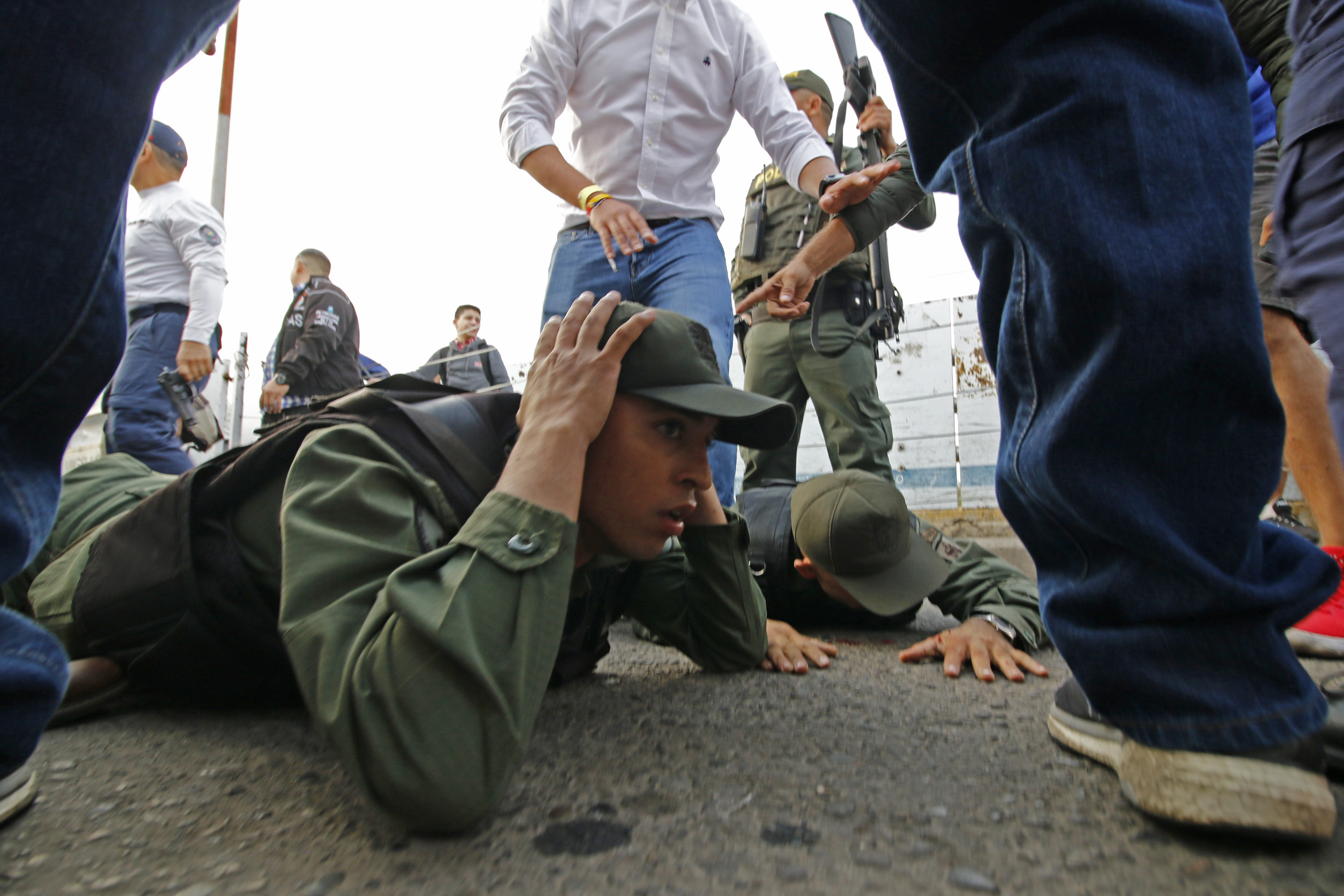 Parlamento cuenta más de 190 militares detenidos por supuesta traición a la patria