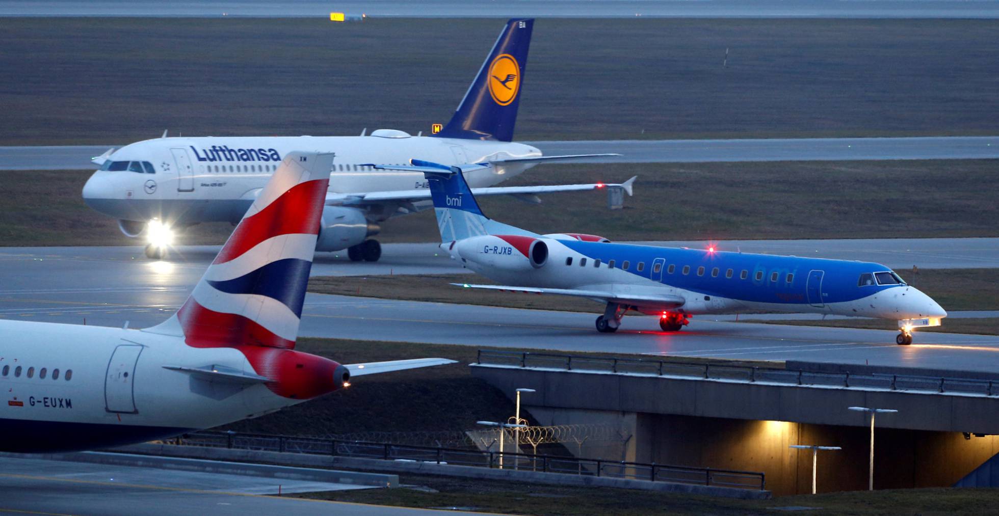 La batalla comercial y la volatilidad del Brent ponen en jaque a las pequeñas aerolíneas