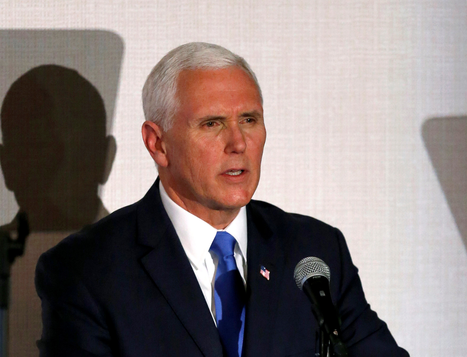 Trump designa a Mike Pence líder de equipo para luchar contra el coronavirus en EEUU (Video)